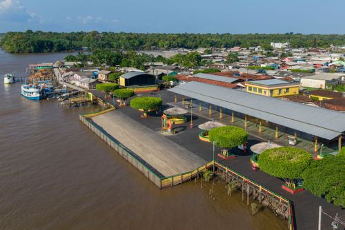 Vista de drone do trapiche e Quadra De Esportes Doutor Nelson Salomão - Praça Albertino Baraúna