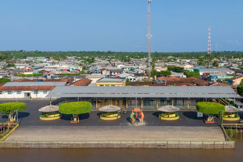 Vista de drone do trapiche e Quadra De Esportes Doutor Nelson Salomão - Praça Albertino Baraúna e moradias 