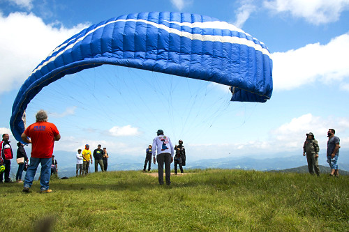 Pessoas em rampa para voo de parapente no Pico de Agudo - 
