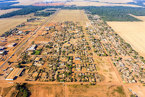 Vista de drone do loteamento Alto da Glória na margem da rodovia BR-163 - 