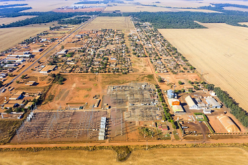 Vista de drone do loteamento Alto da Glória na periferia da cidade - rodovia BR-163 à esquerda - 