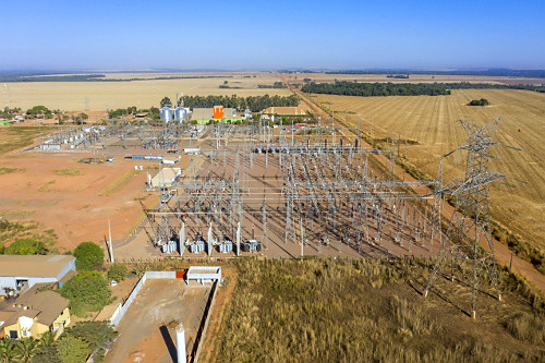 Vista de drone de subestação de energia elétrica - Loteamento Alto da Glória na periferia da cidade - 
