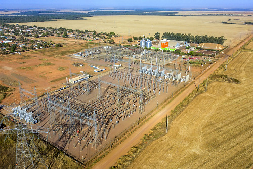 Vista de drone de subestação de energia elétrica no Loteamento Alto da Glória - periferia da cidade com mo