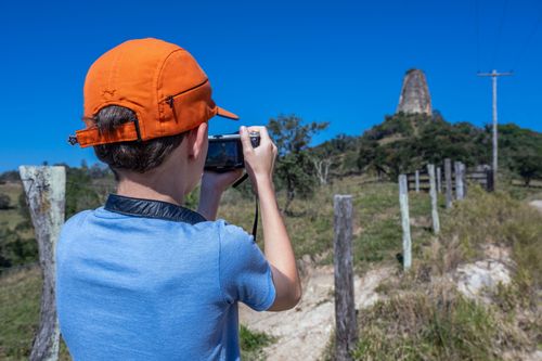 Menino de 10 anos fotografando a Torre de Pedra - morro testemunho - APA das Cuestas