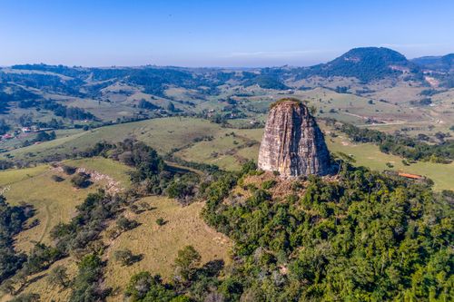 Vista de drone da Torre de Pedra - morro testemunho - APA Área de Proteção Ambiental das Cuestas