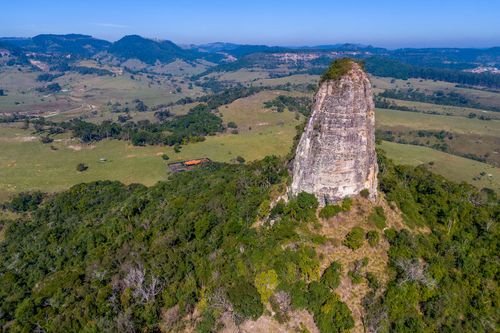 Vista de drone da Torre de Pedra - morro testemunho - APA Área de Proteção Ambiental das Cuestas