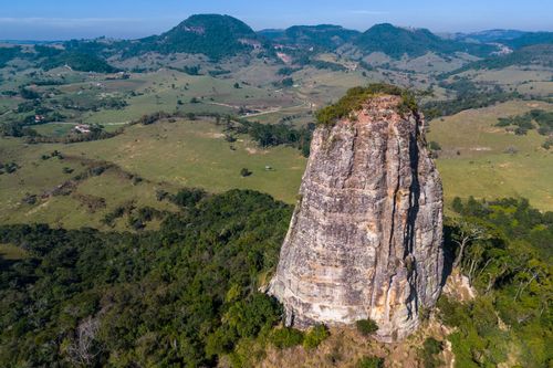 Vista de drone da Torre de Pedra - morro testemunho - APA Área de Proteção Ambiental das Cuestas