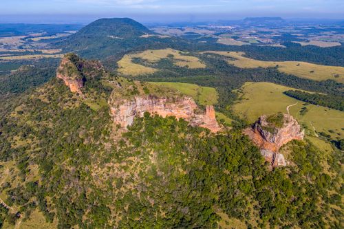 Vista de drone das Três Pedras - APA Área de Proteção Ambiental Cuesta Guarani