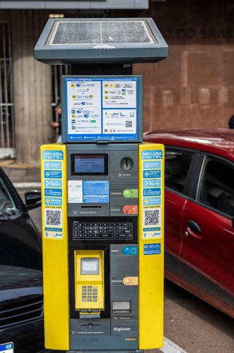 Sistema de estacionamento público alimentado por energia solar