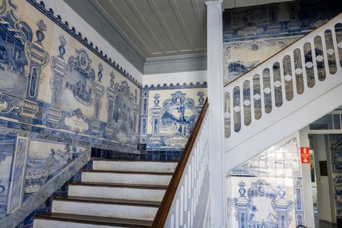 Vista interna de painéis de azulejos do Museu Republicano Convenção de Itu projetado por Afonso de Escragno
