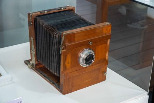 Câmera fotográfica antiga com fole em exposição no Museu Republicano Convenção de Itu
