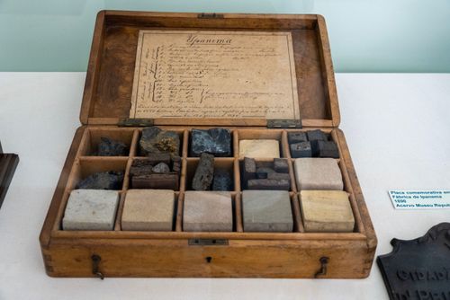 Amostras de minérios , pedras e metais como o ferro-gusa e produtos do refino extraídos e trabalhados na ant