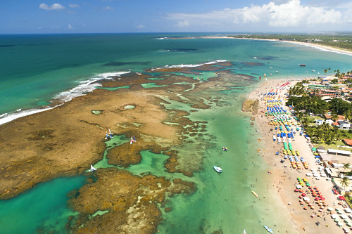 Vista de drone de piscinas naturais na praia de Porto de Galinhas - APA Área de Proteção Ambiental Costa do