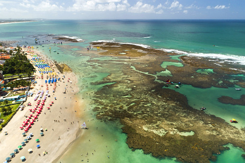 Vista de drone de piscinas naturais na praia de Porto de Galinhas - APA Área de Proteção Ambiental Costa do