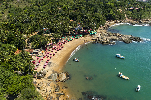 Vista de drone da praia de Calhetas
