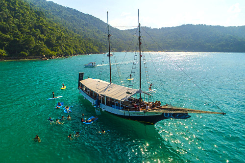 Vista de drone de escuna de passeio turístico na Ilha da Pescaria - Baía de Paraty