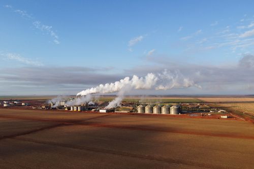 Vista de drone da usina produtora de açúcar e álcool