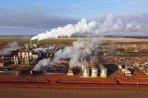 Vista de drone da usina produtora de açúcar e álcool