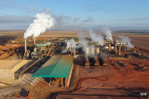Vista de drone da usina produtora de açúcar e álcool