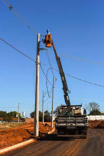 Trabalhador instalando rede elétrica em novo bairro residencial
