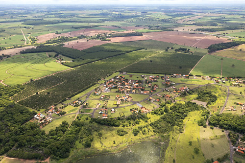 Vista de drone de moradias e plantações - Região Turística Coração do Tietê
