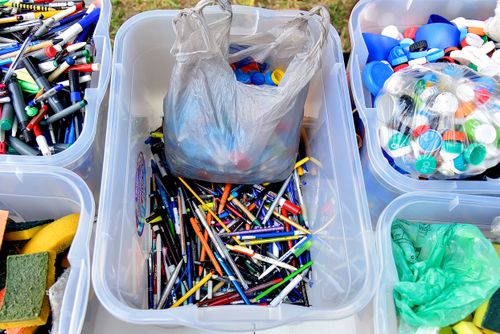 Canetas , tampinhas e esponjas usadas separadas para reciclagem na 25ª Edição da Feira de Educação Ambien