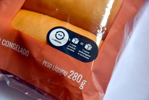 Embalagem de produto com selo EU RECICLO - a cada um produto vendido uma outra embalagem é reciclada  