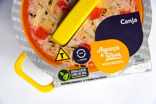 Embalagem de produto com selos EU RECICLO , sigla T contém derivado de soja trangênica e embalagem livre de 