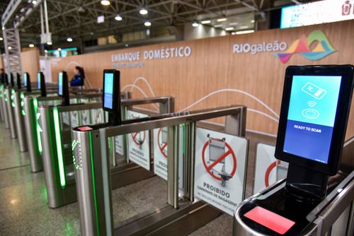 Totens de check-in automatizado no setor de embarque doméstico do RIOgaleão - Aeroporto Internacional Tom Jo