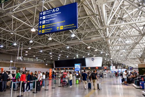 Movimentação de passageiros na área de embarque do RIOgaleão - Aeroporto Internacional Tom Jobim