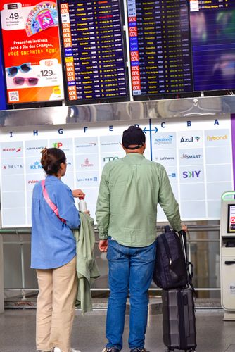 Painéis indicativos de partidas de voos domésticas e internacionais no saguão do aeroporto RIOgaleão - Aer