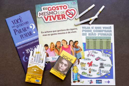 Panfletos de divulgação do Programa Nacional de Controle do Tabagismo do SUS Sistema Único de Saúde