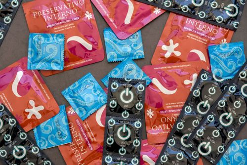Preservativo feminino , preservativo masculino e gel lubrificante - prevenção de DSTs Doenças Sexualmente T