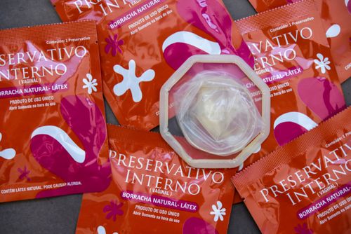 Preservativo feminino - prevenção de DSTs Doenças Sexualmente Transmissíveis