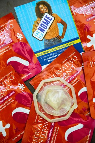 Dezembro Vermelho - preservativo feminino - campanha educativa para prevenir DSTs doenças sexualmente transmi