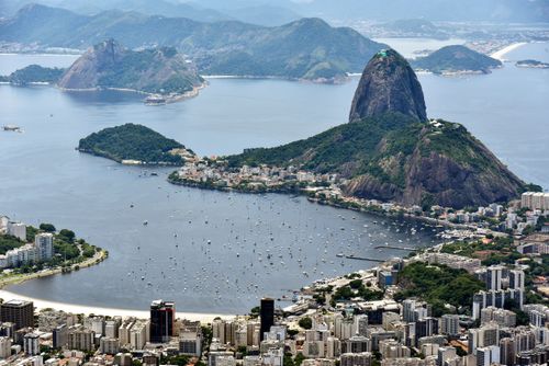 Enseada de Botafogo com edifícios do bairro - ao fundo bairro da Urca com Complexo do Pão de Açúcar e Nite