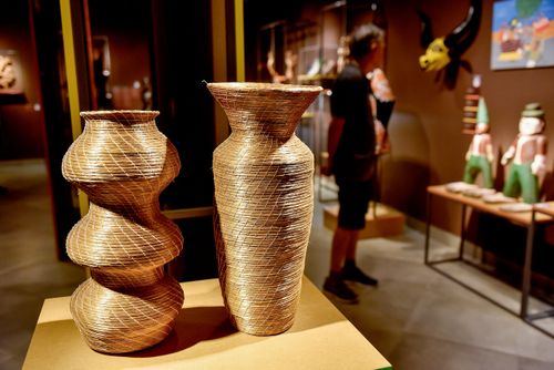 Jarros de Ana Lúcia Ribeiro Nunes em capim dourado e seda de buriti - exposição Nóis Morre, As Coisa Fica 