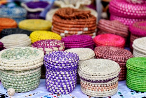 Caixinhas de artesanato feitas de fibra de buriti à venda no Centro Nacional de Folclore e Cultura Popular 