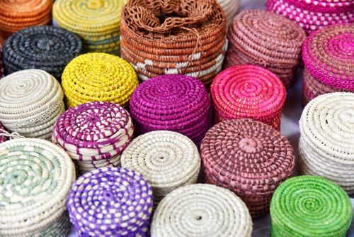 Caixinhas de artesanato feitas de fibra de buriti à venda no Centro Nacional de Folclore e Cultura Popular 