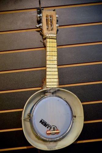 Banjo de Mestre Ney Lima à venda no Centro Nacional de Folclore e Cultura Popular