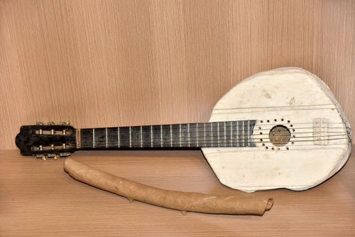 Trombeta de barro e banjo à venda no Centro Nacional de Folclore e Cultura Popular