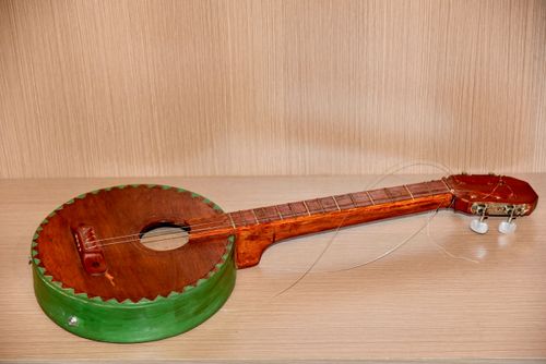 Banjo de Mestre Caranguejo à venda no Centro Nacional de Folclore e Cultura Popular