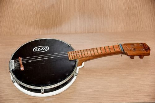 Banjo de Mestre Kaito à venda no Centro Nacional de Folclore e Cultura Popular