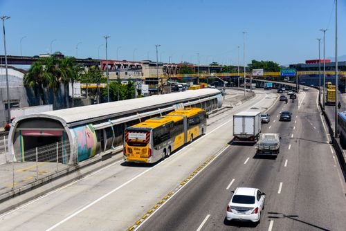 Ônibus articulado trafegando no corredor exclusivo BRT Transbrasil chegando na Estação Vasco da Gama na Ave