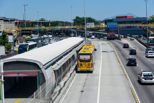 Ônibus articulado na Estação Vasco da Gama do BRT Transbrasil na Avenida Brasil 