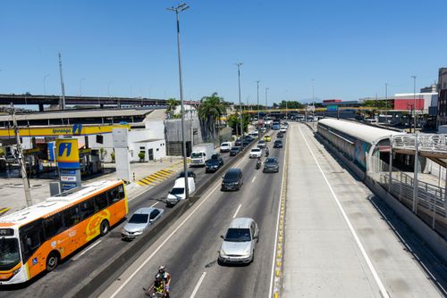 Veículos trafegando na Avenida Brasil - à direita corredor exclusivo do BRT Transbrasil da Estação Vasco d