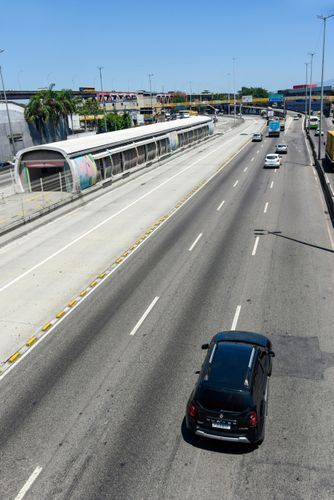 Veículos na Avenida Brasil e corredor exclusivo do BRT Transbrasil à direita na altura da Estação Vasco da
