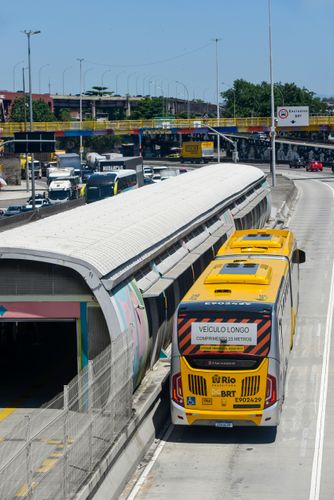 Ônibus articulado no corredor exclusivo do BRT Transbrasil chegando na Estação Vasco da Gama na Avenida Bra