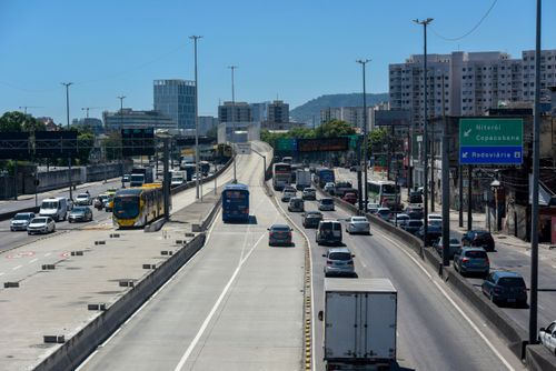 Corredores exclusivos de ônibus - BRT Transbrasil e veículos trafegando na Avenida Brasil