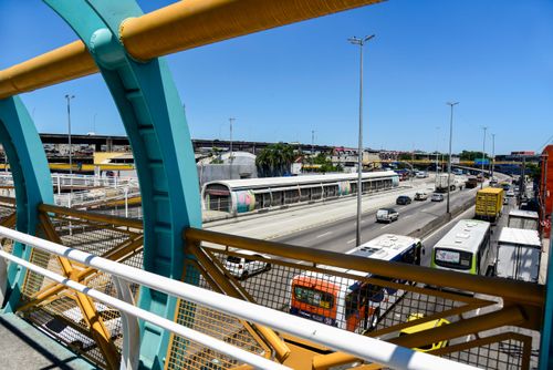 Vista de cima da passarela para pedestres de acesso a Estação Vasco da Gama do BRT Transbrasil na Avenida Br